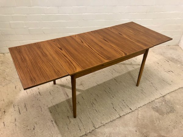 Mid Century Teakholz Esstisch, Maserung, 1960's, 60er, ausziehbar, runde Beine, ausgeprägte Maserung, verlängerbar, Mid Century Möbel, Vintage Möbel, Designklassiker, hell, braun, massiv