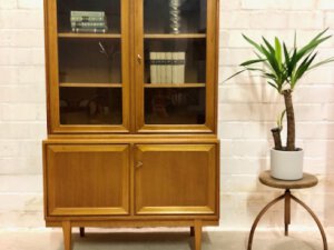 Vitrinen Highboard, Vintage 1970, Mid Century, Hochschrank, Eiche, 70er, Glastüren, Geschirrschrank, Bücherschrank, hell, verschließbar, zweiteilig, konische Füße