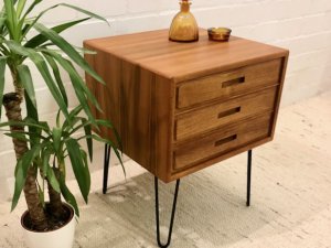Teakholz Kommode, Vintage, Hairpin legs, Danish Design, 1970, 70er, 70's, Schubladen, schwarze Metallbeine, hell, Teak, Mid Centuy-Möbel, Vintage-Möbel, Designklassiker