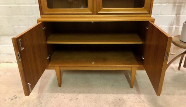 Vitrinen Highboard, Vintage 1970, Mid Century, Hochschrank, Eiche, 70er, Glastüren, Geschirrschrank, Bücherschrank, hell, verschließbar, zweiteilig, konische Füße