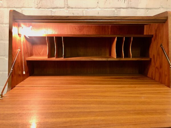 Sekretär Teakholz, Mid Century, Karstadt, Danish Design, Vintage, 1960, 60er, 60's, Teak, Schreibtisch, Büro, beleuchtet, Schubladen, Schiebetüren, aufklappbar,