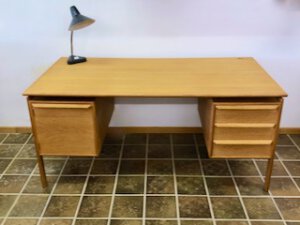 GV Mobler Schreibtisch, Mid Century Desk, 1960's, 1970's, Vintage, Eiche, Oak, helles Holz, Schubladen, Designklassiker, Vintage Möbel, Mid Century Möbel, Danish Design