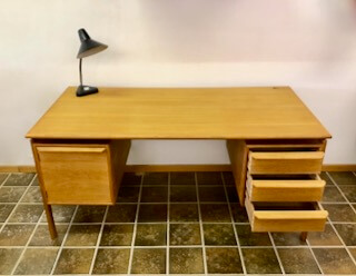 GV Mobler Schreibtisch, Mid Century Desk, 1960's, 1970's, Vintage, Eiche, Oak, helles Holz, Schubladen, Designklassiker, Vintage Möbel, Mid Century Möbel, Danish Design