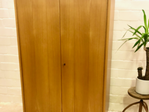 Mid Century Garderobenschrank, Highboard, 1950, 1960, helles Holz, Kleiderschrank, Kirschholzfurnier, Vintage, Dielenschrank, verschließbar, Messing, Interior Design, Esche