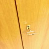 Mid Century Garderobenschrank, Highboard, 1950, 1960, helles Holz, Kleiderschrank, Kirschholzfurnier, Vintage, Dielenschrank, verschließbar, Messing, Interior Design, Esche