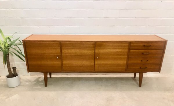 Mid Century Teakholz Sideboard, 1960's, hell, vintage, Mid Century Living, Home, Schubladen, verschließbar, Danish Design, Maserung, Patina, 3 Fächer, breit, 1970