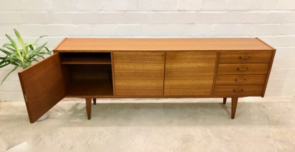 Mid Century Teakholz Sideboard, 1960's, hell, vintage, Mid Century Living, Home, Schubladen, verschließbar, Danish Design, Maserung, Patina, 3 Fächer, breit, 1970