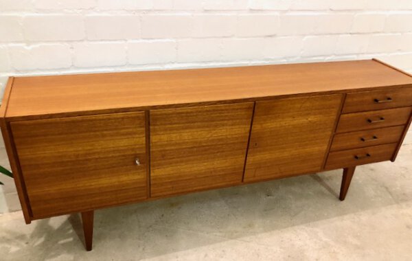 Mid Century Teakholz Sideboard, 1960's, hell, vintage, Mid Century Living, Home, Schubladen, verschließbar, Danish Design, Maserung, Patina, 3 Fächer, breit, 1970Mid Century Teakholz Sideboard, 1960's, hell, vintage, Mid Century Living, Home, Schubladen, verschließbar, Danish Design, Maserung, Patina, 3 Fächer, breit, 1970