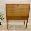 Mid Century Sekretär, 1960's, hell, vintage Möbel, verschließbar, lange Beine, hohe Beine, 2 Schubladen, Nussbaum, große Arbeitsplatte, aufklappbar, 1950, 1970, Mid Century modern, Designklassiker