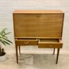 Mid Century Sekretär, 1960's, hell, vintage Möbel, verschließbar, lange Beine, hohe Beine, 2 Schubladen, Nussbaum, große Arbeitsplatte, aufklappbar, 1950, 1970, Mid Century modern, Designklassiker