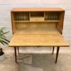 Mid Century Sekretär, 1960's, hell, vintage Möbel, verschließbar, lange Beine, hohe Beine, 2 Schubladen, Nussbaum, große Arbeitsplatte, aufklappbar, 1950, 1970, Mid Century modern, Designklassiker