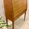 Mid Century Sekretär, 1960's, hell, vintage Möbel, verschließbar, lange Beine, hohe Beine, 2 Schubladen, Nussbaum, große Arbeitsplatte, aufklappbar, 1950, 1970, Mid Century modern, Designklassiker