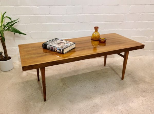 Mid Century Coffee Table, Nussbaum, Surfboard, 1960', 1970's, Maserung, hellbraun, groß, eckig, kantig, Vintage-Möbel, Mid Century-Möbel, Danish Design,