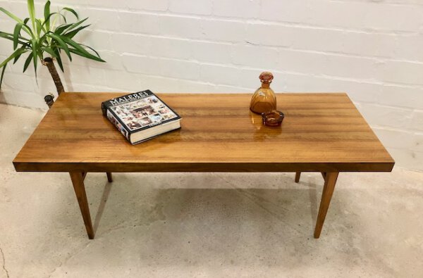 Mid Century Coffee Table, Nussbaum, Surfboard, 1960', 1970's, Maserung, hellbraun, groß, eckig, kantig, Vintage-Möbel, Mid Century-Möbel, Danish Design,