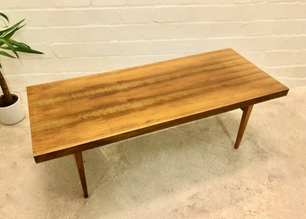 Mid Century Coffee Table, Nussbaum, Surfboard, 1960', 1970's, Maserung, hellbraun, groß, eckig, kantig, Vintage-Möbel, Mid Century-Möbel, Danish Design,