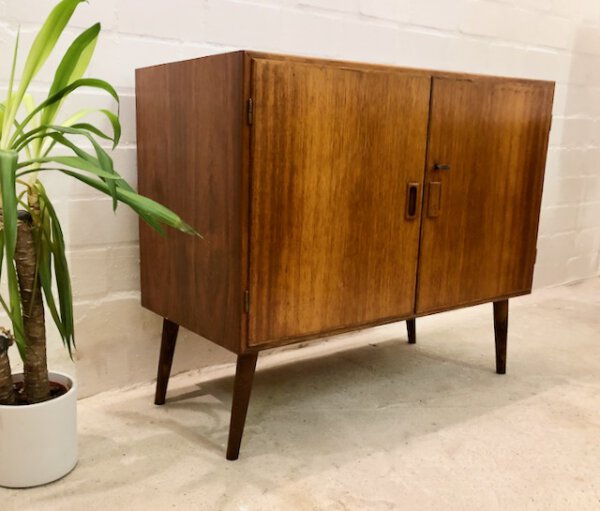 Kommode Danish Design, Teak 1960's, schräge Beine, Mid Century, Vintage, braun, verschließbar, Maserung, Patina, Palisander, Made in Denmark, verschließbar