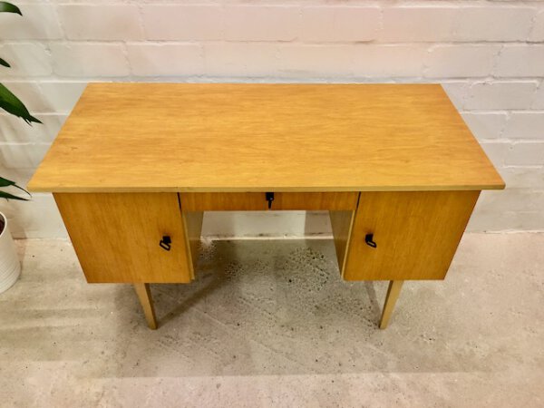 true Vintage Schreibtisch, helles Holz, 1960, Mid Century, Rüster, Furnier, verschließbar, Schublade, klein kompakt, 1970, Sekretär