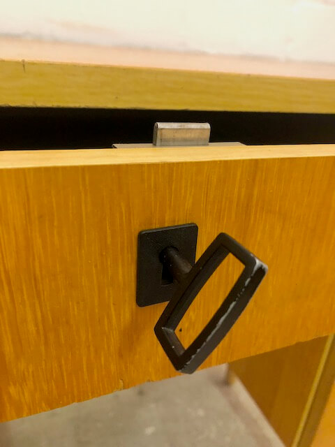 true Vintage Schreibtisch, helles Holz, 1960, Mid Century, Rüster, Furnier, verschließbar, Schublade, klein kompakt, 1970, Sekretär