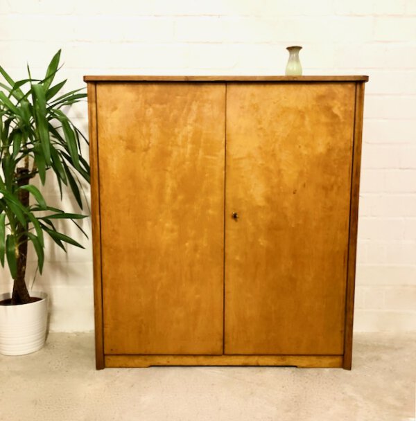 Mid Century Highboard, Nussbaum 1960's, Vintage Schrank, Kleiderkommode, Schubladen, Verschließbar, Fächer, Anrichte, Sideboard, helles Holz