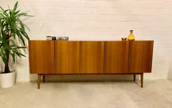 Mid Century Sideboard, Nussbaumholz 1970's, true Vintage, schlicht, zeitlos, grifflos, GE-EL Möbel, Maserung, Schubladen, Designklassiker, lang, groß, 1960's, Anrichte, Kommode, Credenzia