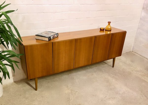 Mid Century Sideboard, Nussbaumholz 1970's, true Vintage, schlicht, zeitlos, grifflos, GE-EL Möbel, Maserung, Schubladen, Designklassiker, lang, groß, 1960's, Anrichte, Kommode, Credenzia