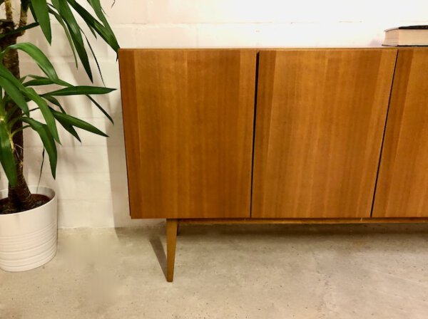 Mid Century Sideboard, Nussbaumholz 1970's, true Vintage, schlicht, zeitlos, grifflos, GE-EL Möbel, Maserung, Schubladen, Designklassiker, lang, groß, 1960's, Anrichte, Kommode, Credenzia