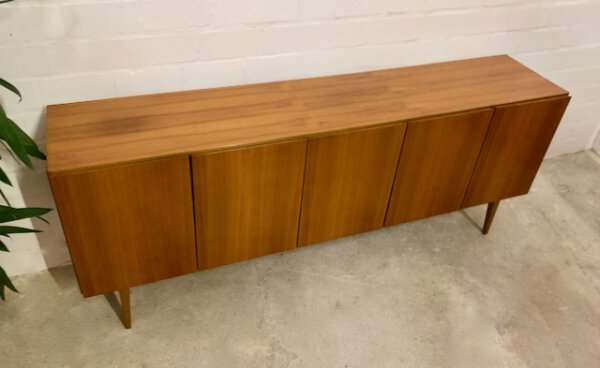 Mid Century Sideboard, Nussbaumholz 1970's, true Vintage, schlicht, zeitlos, grifflos, GE-EL Möbel, Maserung, Schubladen, Designklassiker, lang, groß, 1960's, Anrichte, Kommode, Credenzia