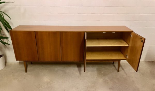 Mid Century Sideboard, Nussbaumholz 1970's, true Vintage, schlicht, zeitlos, grifflos, GE-EL Möbel, Maserung, Schubladen, Designklassiker, lang, groß, 1960's, Anrichte, Kommode, Credenzia