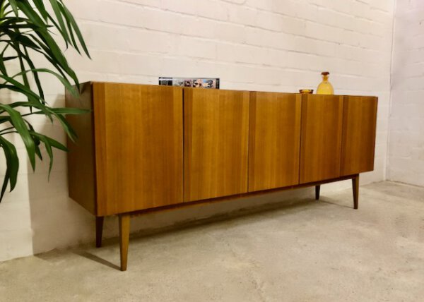 Mid Century Sideboard, Nussbaumholz 1970's, true Vintage, schlicht, zeitlos, grifflos, GE-EL Möbel, Maserung, Schubladen, Designklassiker, lang, groß, 1960's, Anrichte, Kommode, Credenzia