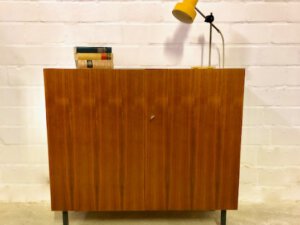 Sekretär Kommode, Verwandlungsmöbel 1970er, Nussbaum, Kommode, Sideboard, Sekretär, aufklappbar, Anrichte, Mid Century, Vintage Möbel, Maserung, Schreibtisch, Ablagefächer, verschließbar, 1960's