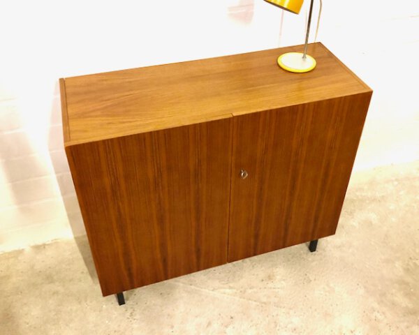Sekretär Kommode, Verwandlungsmöbel 1970er, Nussbaum, Kommode, Sideboard, Sekretär, aufklappbar, Anrichte, Mid Century, Vintage Möbel, Maserung, Schreibtisch, Ablagefächer, verschließbar, 1960's