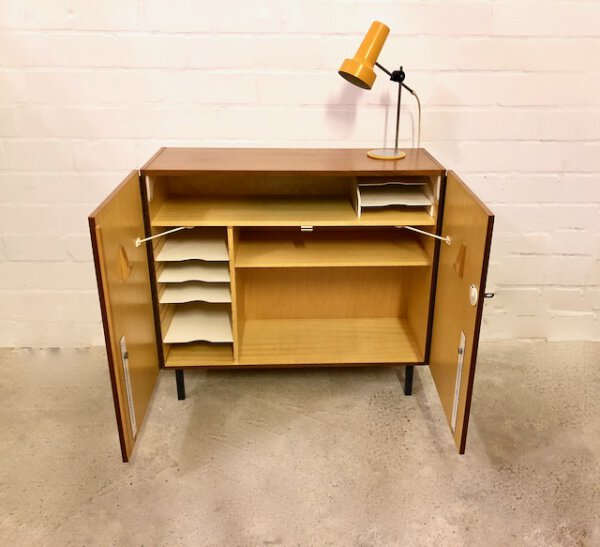 Sekretär Kommode, Verwandlungsmöbel 1970er, Nussbaum, Kommode, Sideboard, Sekretär, aufklappbar, Anrichte, Mid Century, Vintage Möbel, Maserung, Schreibtisch, Ablagefächer, verschließbar, 1960's