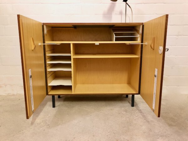 Sekretär Kommode, Verwandlungsmöbel 1970er, Nussbaum, Kommode, Sideboard, Sekretär, aufklappbar, Anrichte, Mid Century, Vintage Möbel, Maserung, Schreibtisch, Ablagefächer, verschließbar, 1960's
