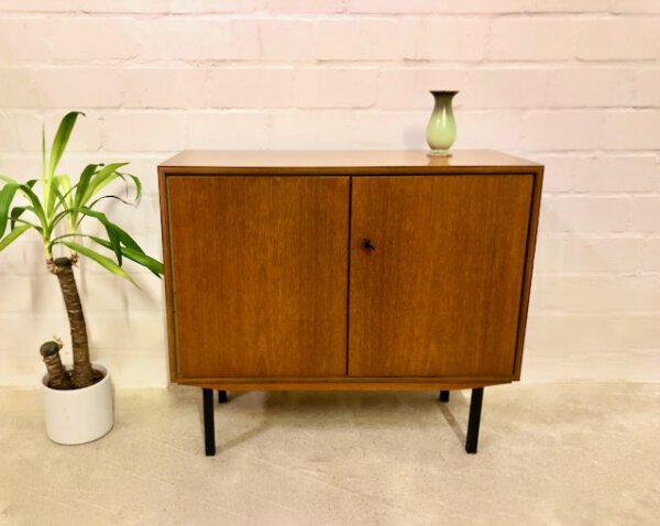 Mid Century Teakholz Kommode, 1970's, vintage, Danish Design, schlicht, kompakt, Metallfüße, verschließbar, Türen, 1960's, braun, Teak, Anrichte, Sideboard, Flurkommode, Konsole