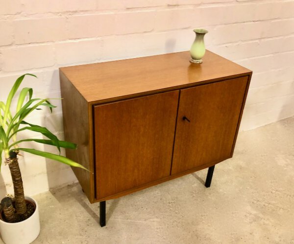 Mid Century Teakholz Kommode, 1970's, vintage, Danish Design, schlicht, kompakt, Metallfüße, verschließbar, Türen, 1960's, braun, Teak, Anrichte, Sideboard, Flurkommode, Konsole