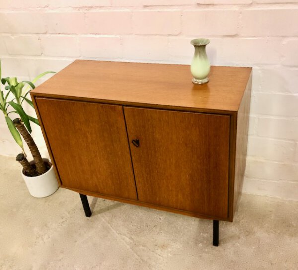 Mid Century Teakholz Kommode, 1970's, vintage, Danish Design, schlicht, kompakt, Metallfüße, verschließbar, Türen, 1960's, braun, Teak, Anrichte, Sideboard, Flurkommode, Konsole