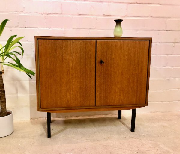 Mid Century Teakholz Kommode, 1970's, vintage, Danish Design, schlicht, kompakt, Metallfüße, verschließbar, Türen, 1960's, braun, Teak, Anrichte, Sideboard, Flurkommode, Konsole