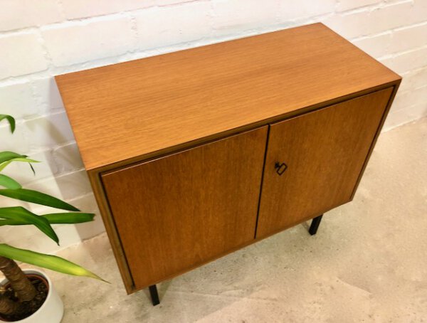 Mid Century Teakholz Kommode, 1970's, vintage, Danish Design, schlicht, kompakt, Metallfüße, verschließbar, Türen, 1960's, braun, Teak, Anrichte, Sideboard, Flurkommode, Konsole