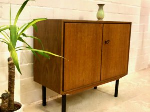 Mid Century Teakholz Kommode, 1970's, vintage, Danish Design, schlicht, kompakt, Metallfüße, verschließbar, Türen, 1960's, braun, Teak, Anrichte, Sideboard, Flurkommode, Konsole