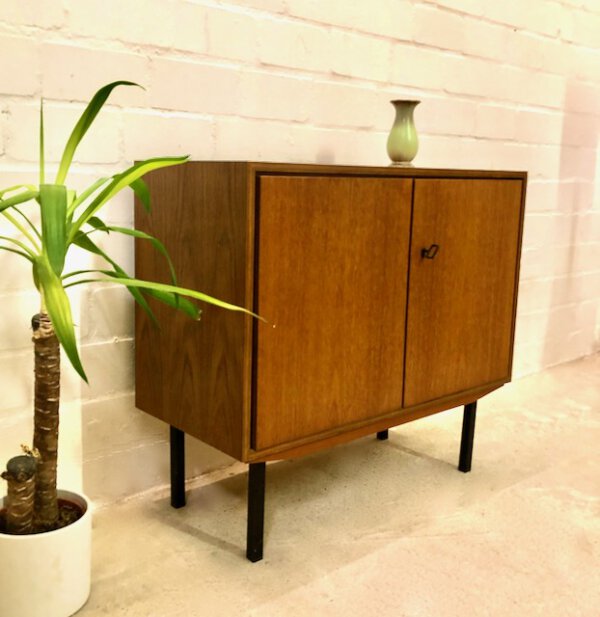 Mid Century Teakholz Kommode, 1970's, vintage, Danish Design, schlicht, kompakt, Metallfüße, verschließbar, Türen, 1960's, braun, Teak, Anrichte, Sideboard, Flurkommode, Konsole