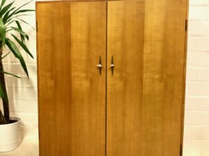 Helles Mid Century Highboard, 1960's, Vintage, Kommode, Anrichte, Sideboard, Wäschekommode, Schubladen, Fächer, verschließbar, Messing, Maserung, Kirschholz, Rüster, Ulme, Echtholz