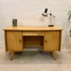 Mid Century Schreibtisch, Bähre Design, 1960's, Ulme, Rüster, Kirschbaum, hell, verschließbar, Vintage, Designklassiker, beidseitig, Bücherablage, Rückseite, Schubladen, konische Füße, Mignon Möbel