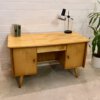 Mid Century Schreibtisch, Bähre Design, 1960's, Ulme, Rüster, Kirschbaum, hell, verschließbar, Vintage, Designklassiker, beidseitig, Bücherablage, Rückseite, Schubladen, konische Füße, Mignon Möbel