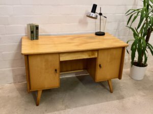 Mid Century Schreibtisch, Bähre Design, 1960's, Ulme, Rüster, Kirschbaum, hell, verschließbar, Vintage, Designklassiker, beidseitig, Bücherablage, Rückseite, Schubladen, konische Füße, Mignon Möbel