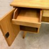 Mid Century Schreibtisch, Bähre Design, 1960's, Ulme, Rüster, Kirschbaum, hell, verschließbar, Vintage, Designklassiker, beidseitig, Bücherablage, Rückseite, Schubladen, konische Füße, Mignon Möbel