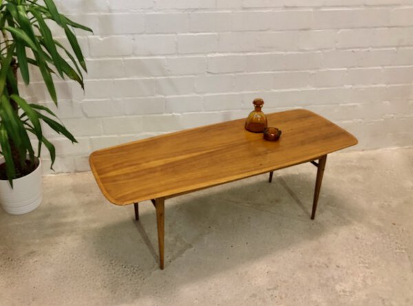 Surfboard Couchtisch, Coffee Table 1960's, Mid Century, Vintage, Designklassiker, Nussbaum, Maserung, Patina, Danish Design, Loft, Industrial, 1950's, 1970's