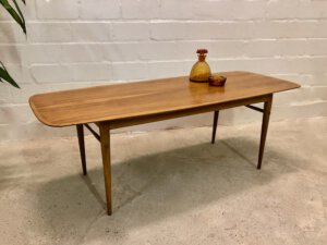 Surfboard Couchtisch, Coffee Table 1960's, Mid Century, Vintage, Designklassiker, Nussbaum, Maserung, Patina, Danish Design, Loft, Industrial, 1950's, 1970's
