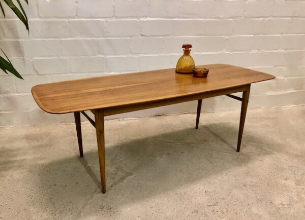 Surfboard Couchtisch, Coffee Table 1960's, Mid Century, Vintage, Designklassiker, Nussbaum, Maserung, Patina, Danish Design, Loft, Industrial, 1950's, 1970's