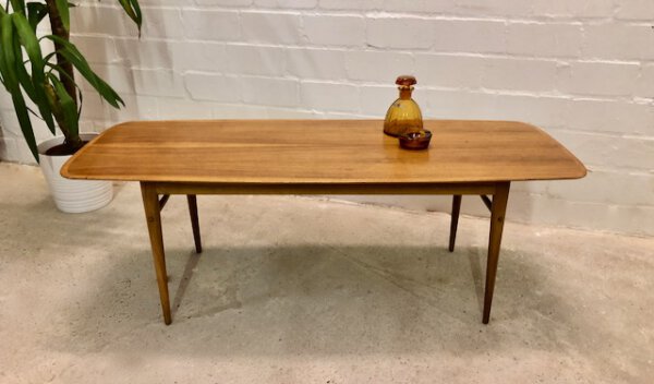 Surfboard Couchtisch, Coffee Table 1960's, Mid Century, Vintage, Designklassiker, Nussbaum, Maserung, Patina, Danish Design, Loft, Industrial, 1950's, 1970's