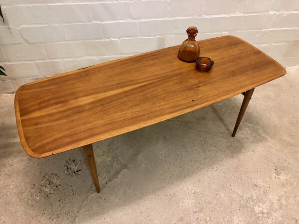 Surfboard Couchtisch, Coffee Table 1960's, Mid Century, Vintage, Designklassiker, Nussbaum, Maserung, Patina, Danish Design, Loft, Industrial, 1950's, 1970's